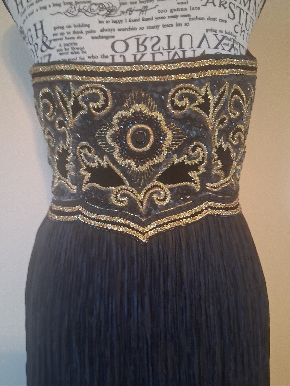Mary McFadden Couture Embellished Black Plisse Halter Gown Size 6  P2P 161/2 - Picture 10 of 12